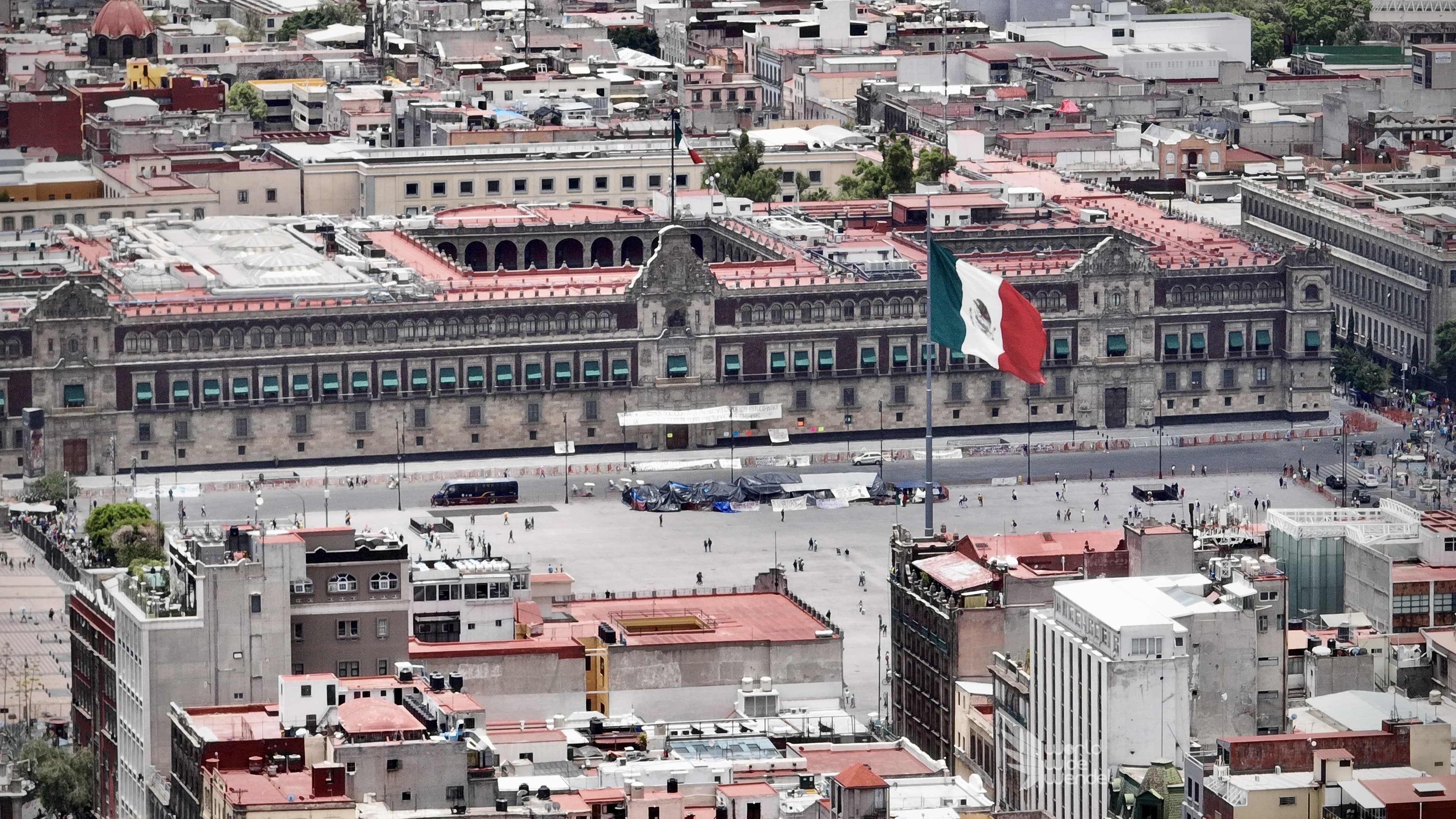 Luchtfoto van het ZĂłcalo-plein met het Nationaal Paleis en de Mexicaanse vlag